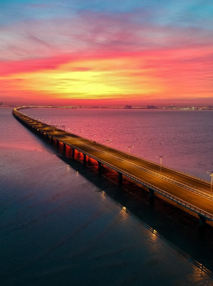 Ponte sul mare in Kuwait al tramonto